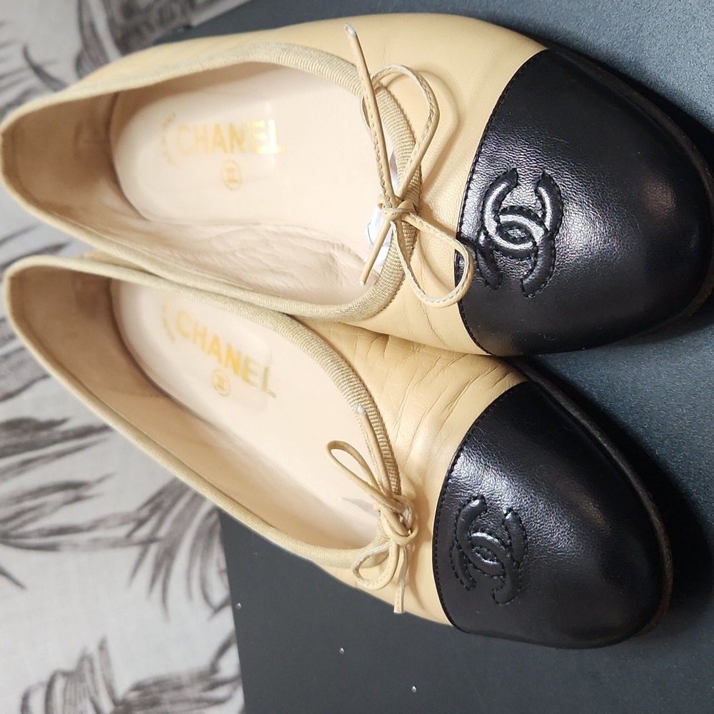 CHANEL Beige And Black Ballet Flats  Cap Toe With CC. Gorgeous 37.5 EU - Picture 15 of 15